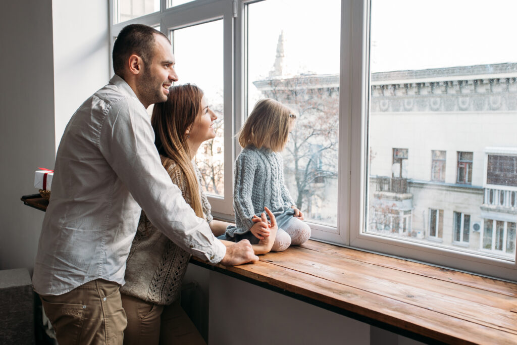 pose de fenêtre pour la famille